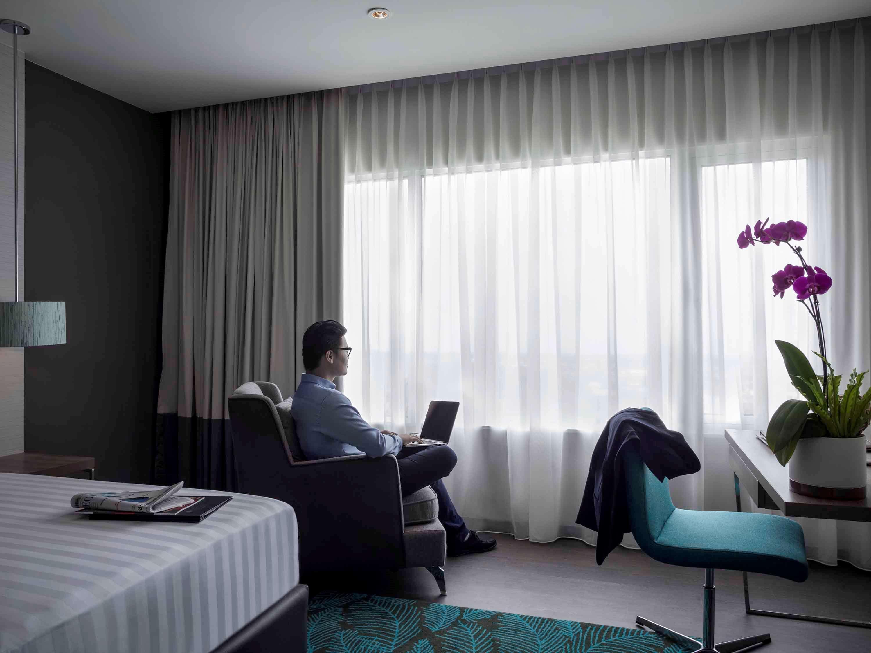 Pullman Miri Waterfront Hotel Ngoại thất bức ảnh A room at the hotel