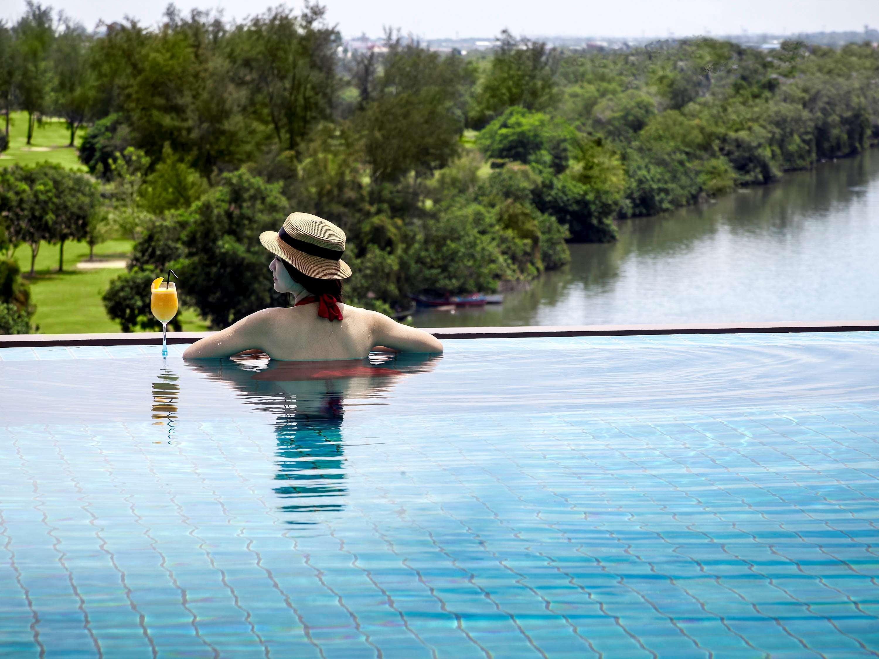 Pullman Miri Waterfront Hotel Ngoại thất bức ảnh Infinity pool at The Riverine Resort