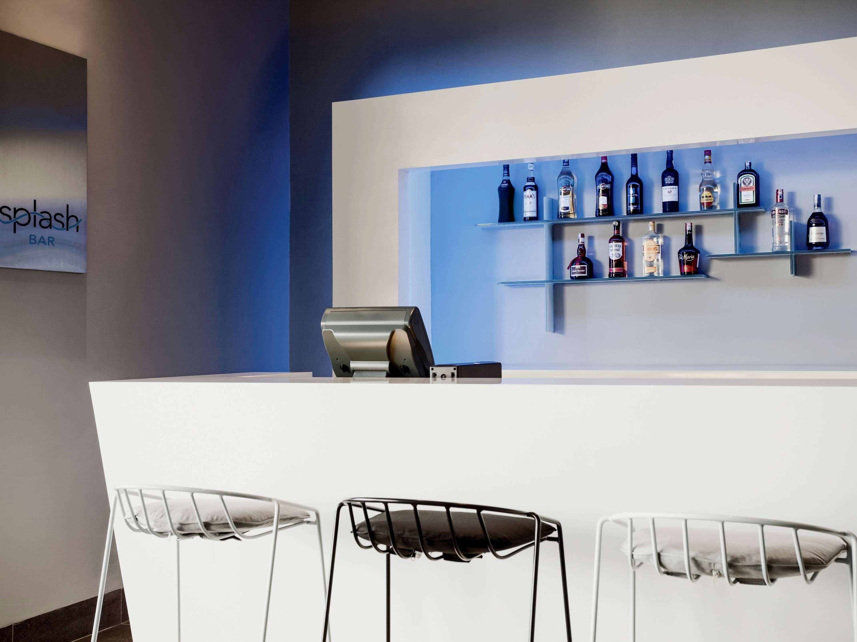 Pullman Miri Waterfront Hotel Ngoại thất bức ảnh Splash Bar