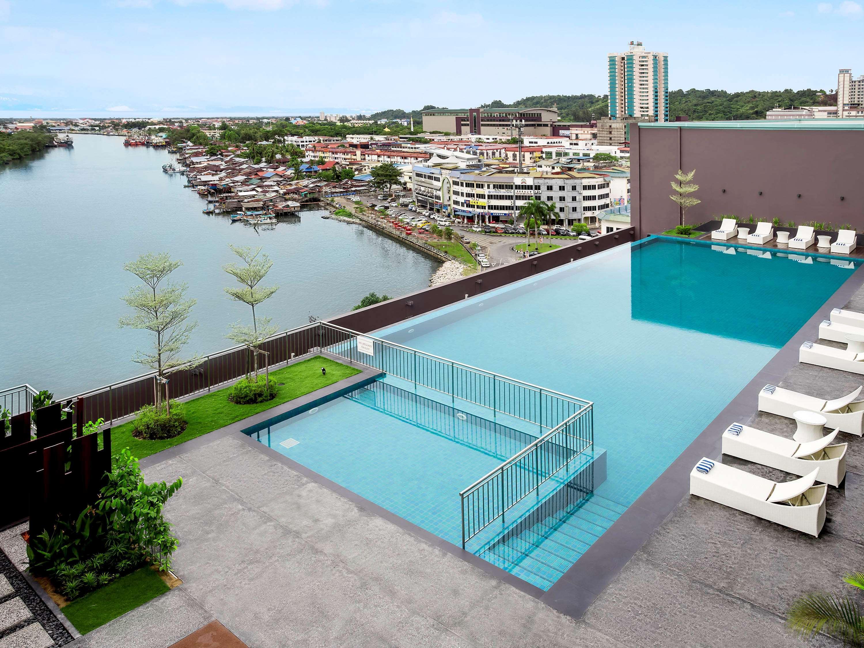 Pullman Miri Waterfront Hotel Ngoại thất bức ảnh Infinity pool at the top of the hotel