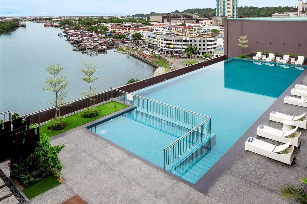 Pullman Miri Waterfront Hotel Ngoại thất bức ảnh Infinity pool