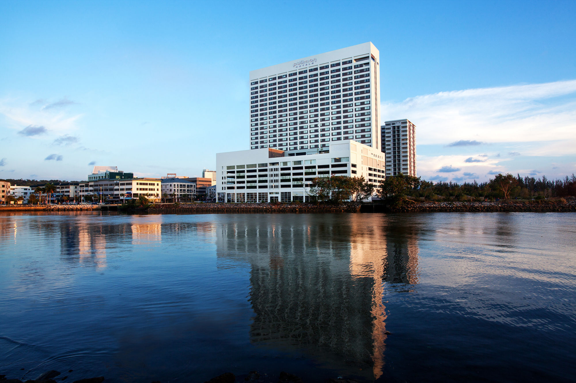 Pullman Miri Waterfront Hotel Ngoại thất bức ảnh The hotel in 2011