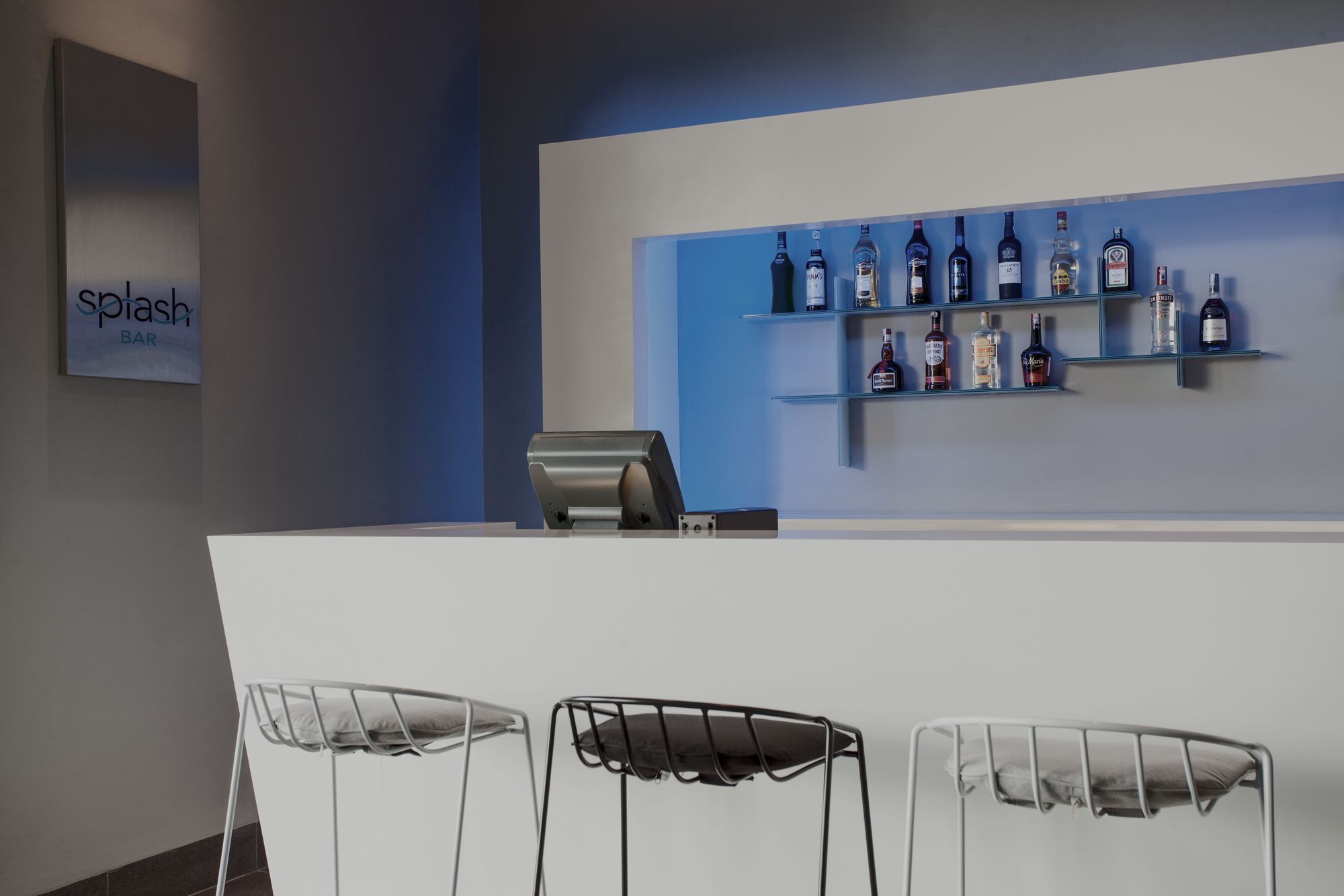 Pullman Miri Waterfront Hotel Ngoại thất bức ảnh Splash Bar