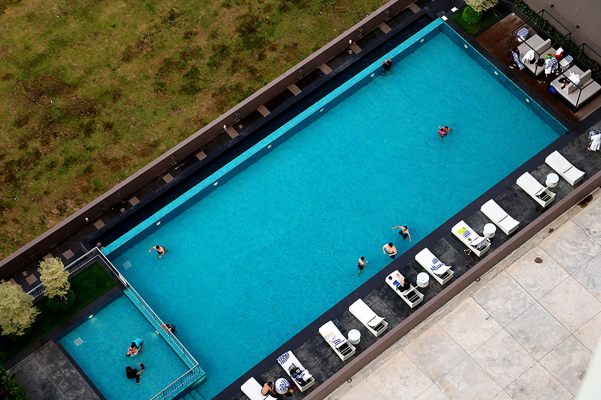 Pullman Miri Waterfront Hotel Ngoại thất bức ảnh The pool at the hotel