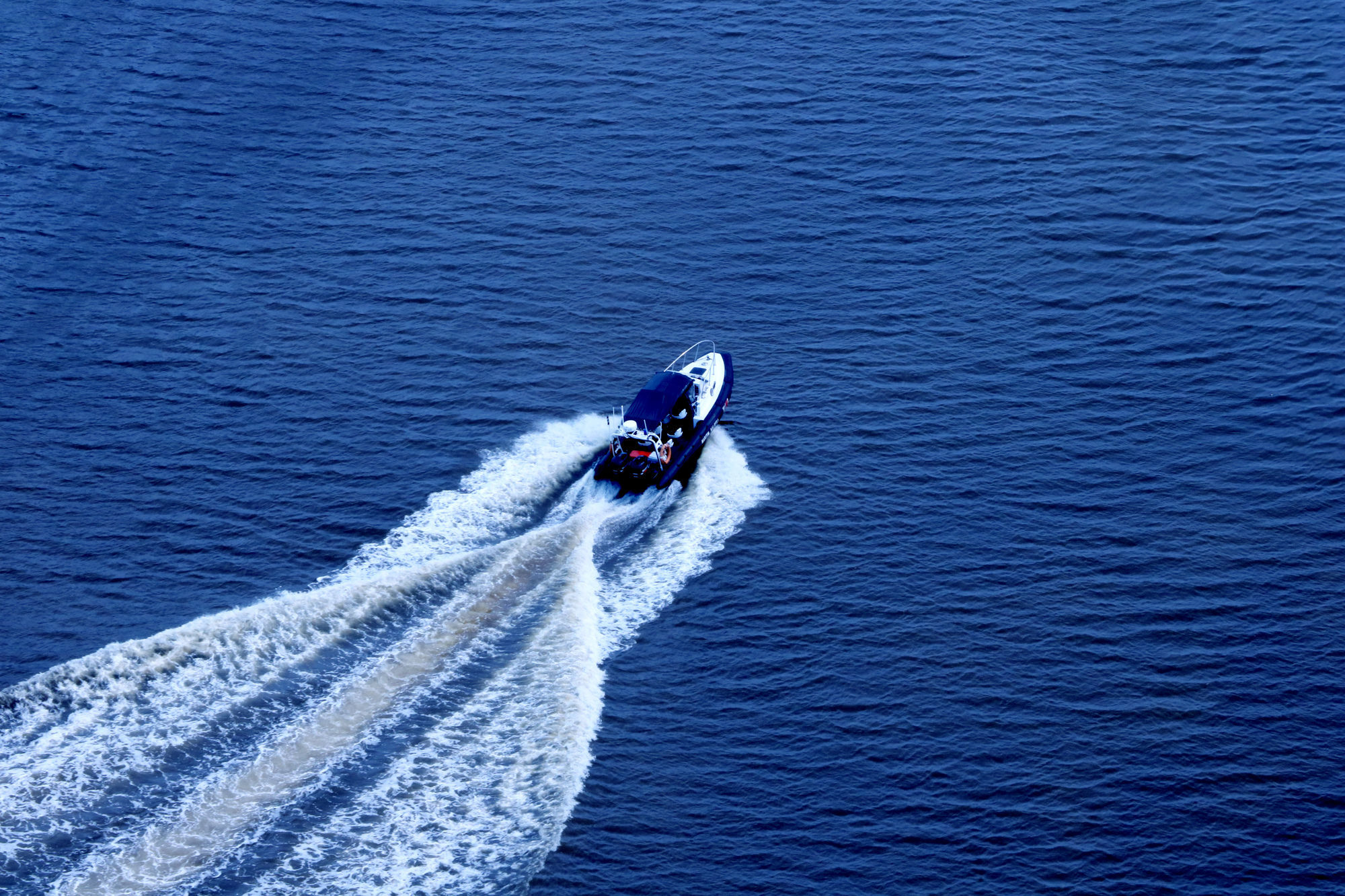 Pullman Miri Waterfront Hotel Ngoại thất bức ảnh A speedboat