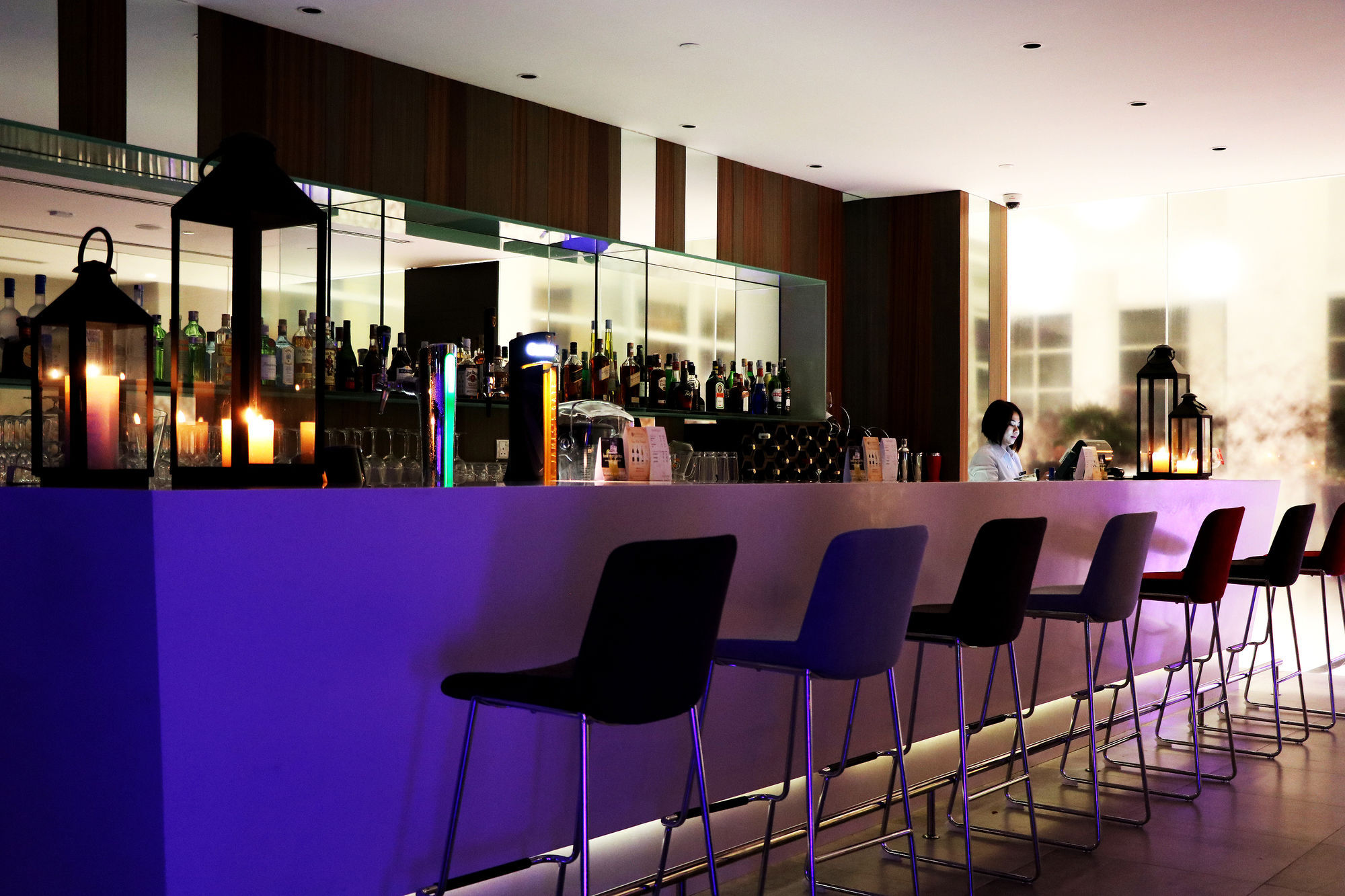 Pullman Miri Waterfront Hotel Ngoại thất bức ảnh The bar at the 100 Queen's Gate