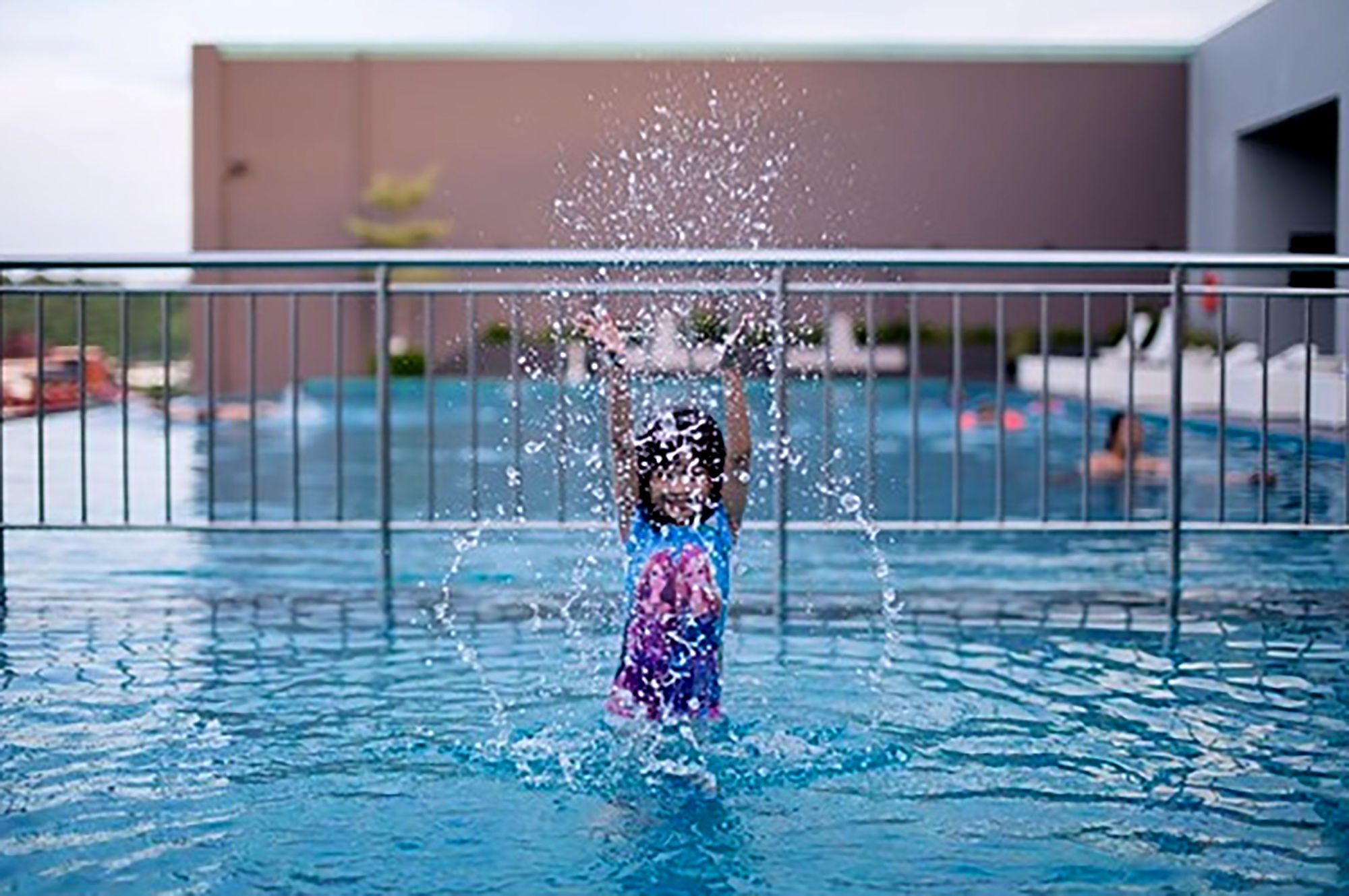 Pullman Miri Waterfront Hotel Ngoại thất bức ảnh Swimming pool at the hotel